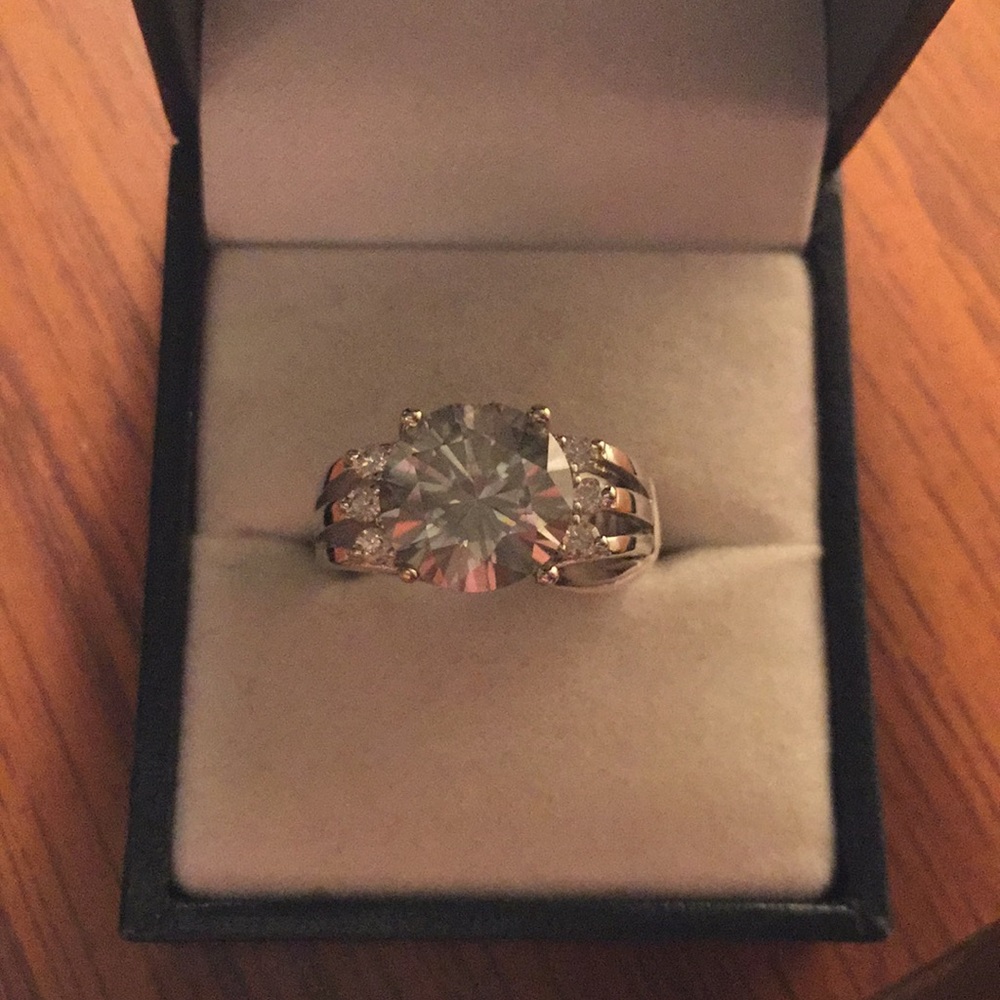 ❤️RESERVED❤️2.50 sky blue Mojssanite ring